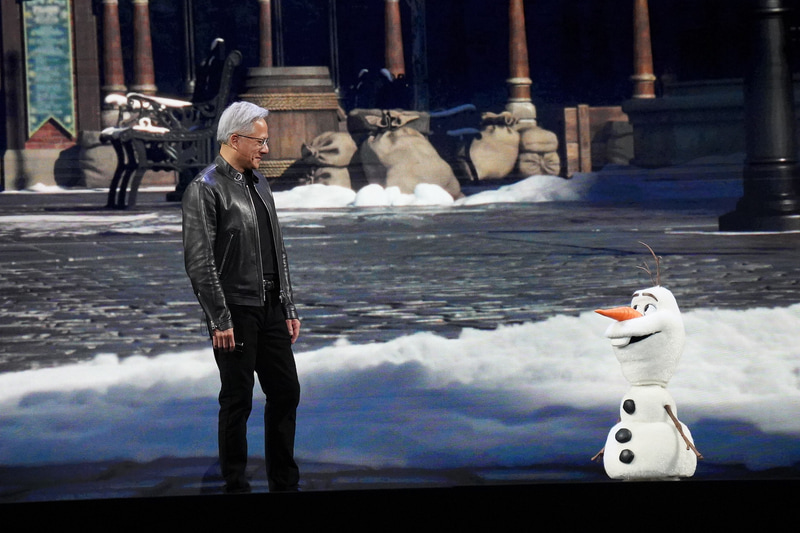 オラフのロボットとフアン氏が共演