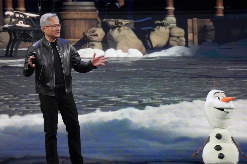 オラフのロボットとフアン氏が共演