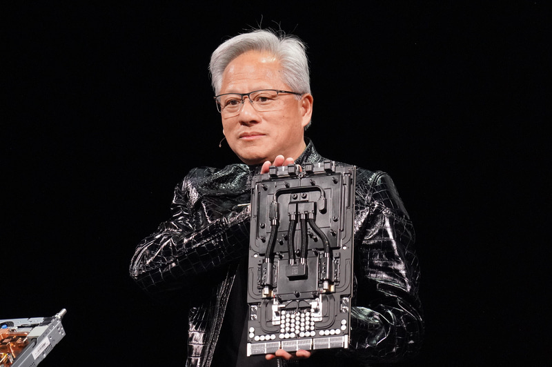 CESの基調講演で講演するNVIDIA CEO ジェンスン・フアン氏(1月のCESで撮影)