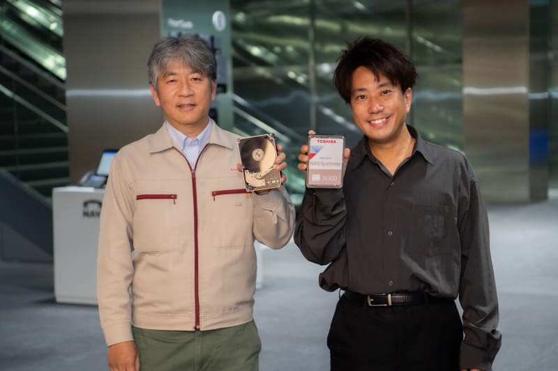 今回話をうかがった東芝デバイス＆ストレージ株式会社 ストレージプロダクツ事業部のお二人。左から開発担当の井上裕章氏、マーケティング担当の前川祐輝氏