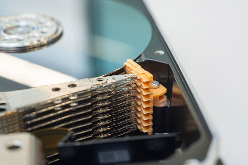 磁気情報を読み書きするヘッドが並ぶ