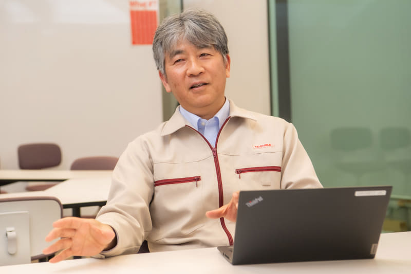 東芝デバイス＆ストレージ株式会社 ストレージプロダクツ事業部 HDDコントローラ技術部 ファームウェア開発第一担当 エキスパートの井上裕章氏。主にファームウェア開発を担当する