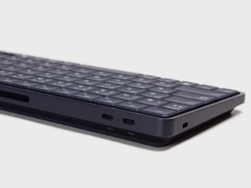 上部側面。手前がUSB 3.2 Gen 2 Type-C、奥がUSB4。中央部に排気用のスリット。キーボード面が少し傾くようになっている