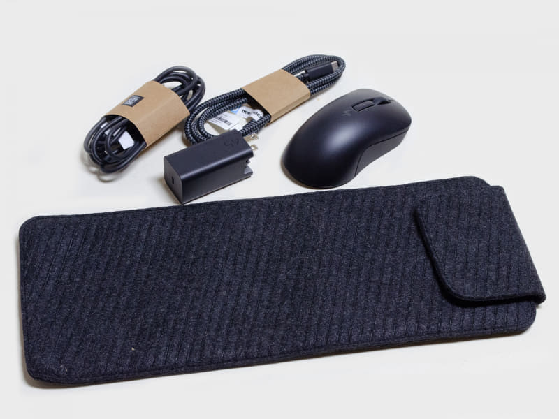 付属品。Type-Cケーブル2種類、Bluetooth式マウス(バッテリ同梱)、65WのGaN ACアダプタ(112g)、キーボードケース