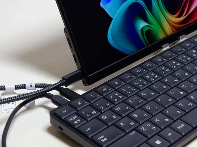 モバイルモニターとの接続。どちらのType-Cポートでも可能だが今回はUSB4側に接続