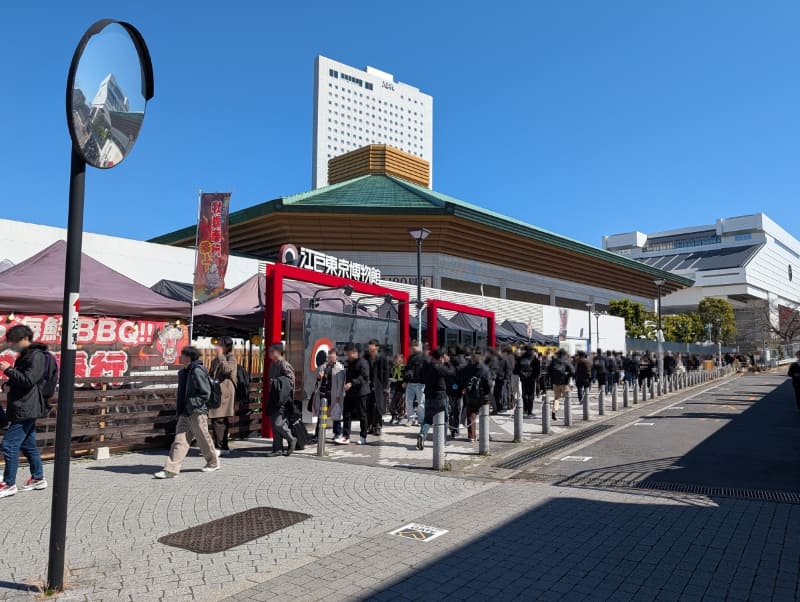 3月14日はすべての観戦チケットが売切の満員御礼。開場時間を過ぎても行列が全く途切れず両国駅前あたりから長蛇の列ができていた