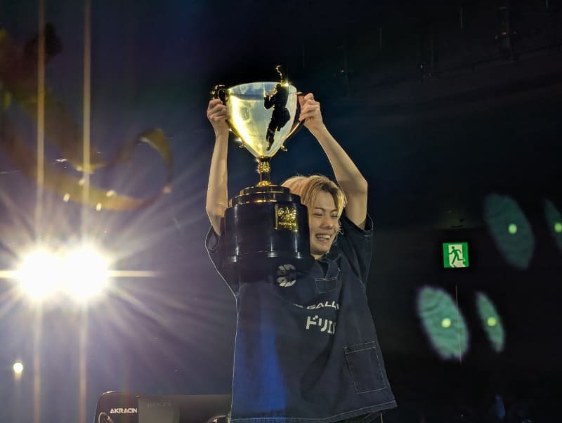 配信の最後に優勝カップを掲げるさはら