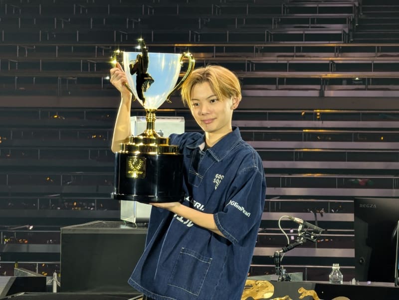 フォトセッションでカップを掲げるさはら