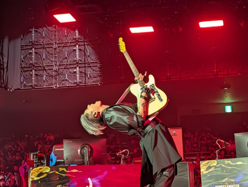 オープニングアクトとして世界的ギタリストのMIYAVI氏によるスペシャルライブが行なわれた