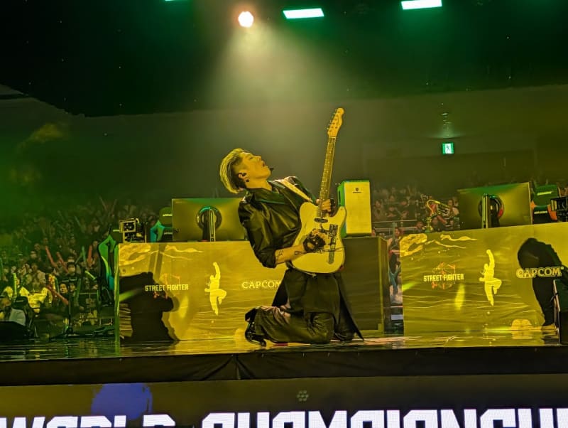 カラフルなライティングとMIYAVI氏の演奏スタイルがマッチするド派手な演出だ