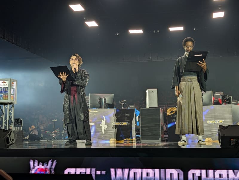 ステージMCのアール氏とRYAN HART氏は2人とも紋付き袴姿で登壇