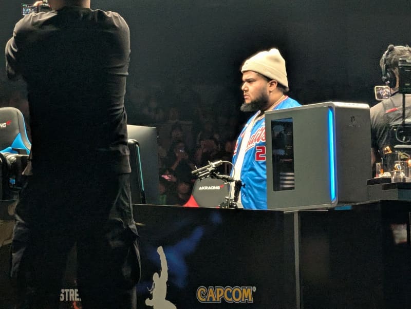 2周目のREJECT vs Banditsの大将戦前にステージには異変が起こった。大将のMenaRDがREJECTのオーダー発表前にステージ中央に仁王立ちし、正面を睨みつけているのだ