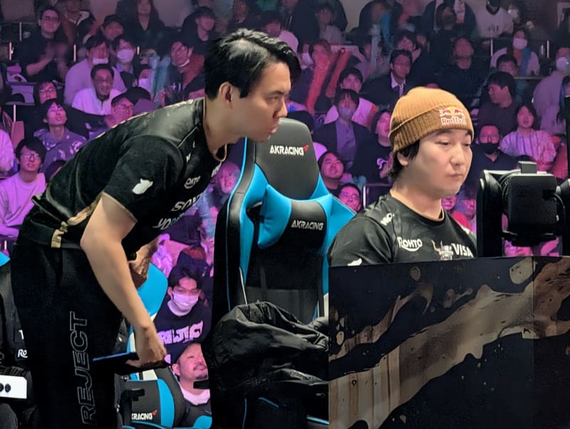 苦戦するウメハラにアドバイスを伝えるときど