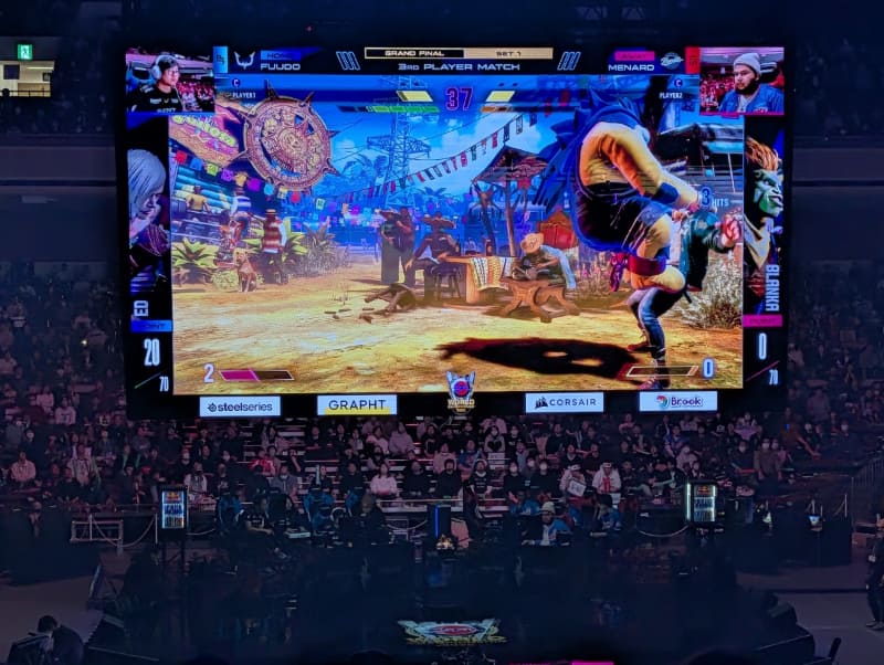 升席後部からステージを見たところ。大型ディスプレイでゲーム画面が見やすく、それでいてステージの選手たちの様子も肉眼ではっきり見られる。写真はREJCTとBanditsによるグランドファイナル1周目の大将戦、ふ～どのエドとMenaRDのブランカの1戦