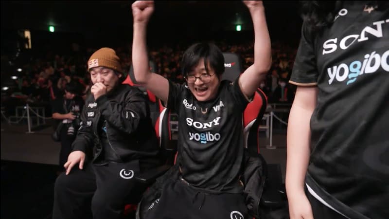 配信のカメラの前でガッツポーズを決めるふ～ど