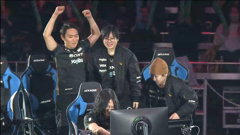 配信のカメラより、勝利した瞬間、ガッツポーズを決めるときど