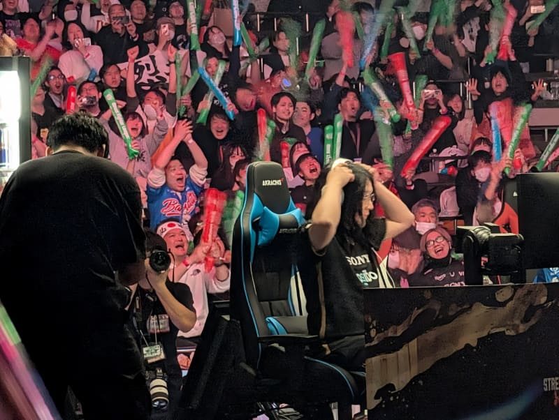 試合に勝利した瞬間のLeShar。派手なガッツポーズなどはせずに、試合を終えて淡々とヘッドセットを外す様子がクール