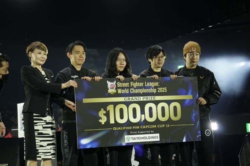 優勝はREJECT！優勝賞金10万ドルを太陽ホールディングスの執行役員兼最高ブランド責任者(Chief Branding Officer)の吉野由季子氏より受け取るREJECT