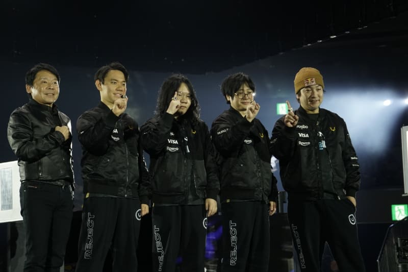 SFL:WC2025の優勝リングを指にはめ、指を立てて記念撮影するREJECTのメンバーたち