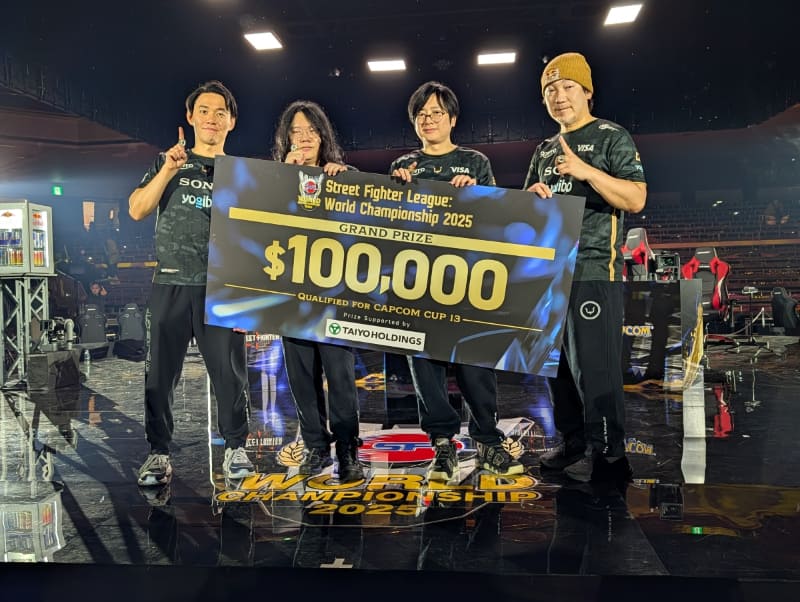 優勝したREJECTメンバーたち。ときど、LeShar、ふ～ど、ウメハラの4人