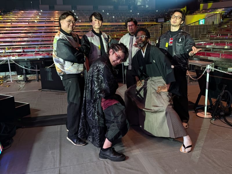 ステージMCのアール氏、RYAN HART氏のほか、配信での実況解説を務めたふり～だ氏、大和周平氏、ストーム久保氏、ハメコ。氏の6人にも記念撮影させてもらった。今年から新たにストーム久保氏が解説陣に加わったことで、ハメコ。氏はかなりゆとりができたようで、今年は友人たちとリラックスしている様子などが各所で確認できた