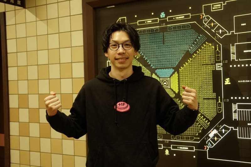 FAV gaming所属のもけ。会場にはほかにも多くのプロプレーヤーたちが来場しており、筆者が挨拶しただけでも、ガチくん、えいた、かずのこ、稲葉、ひびきなどが、世界大会をチェックしたりファンサービスをする姿が見られた