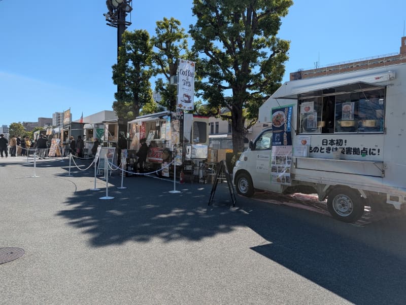 新たにキッチンカーが外周エリアに出展され、夕方までの食事には困らなくなった。のり弁からハンバーガーまでメニューも豊富で選ぶのも一苦労するほどだ