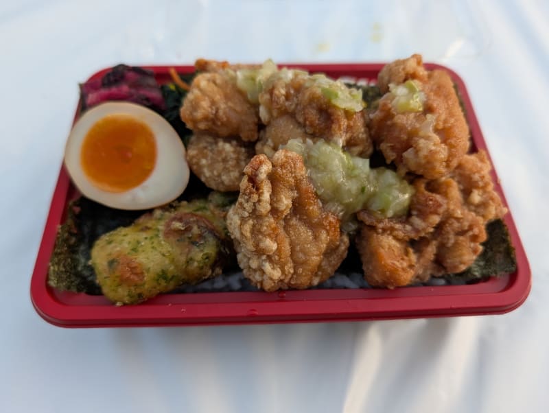 今回は数あるキッチンカーの中から炊き立ての海苔弁当「むら川」の「葱塩ダレの唐揚げ海苔弁当」を食べてみた。唐揚げがカラッと食べ応えがあり、大変おいしゅうございました