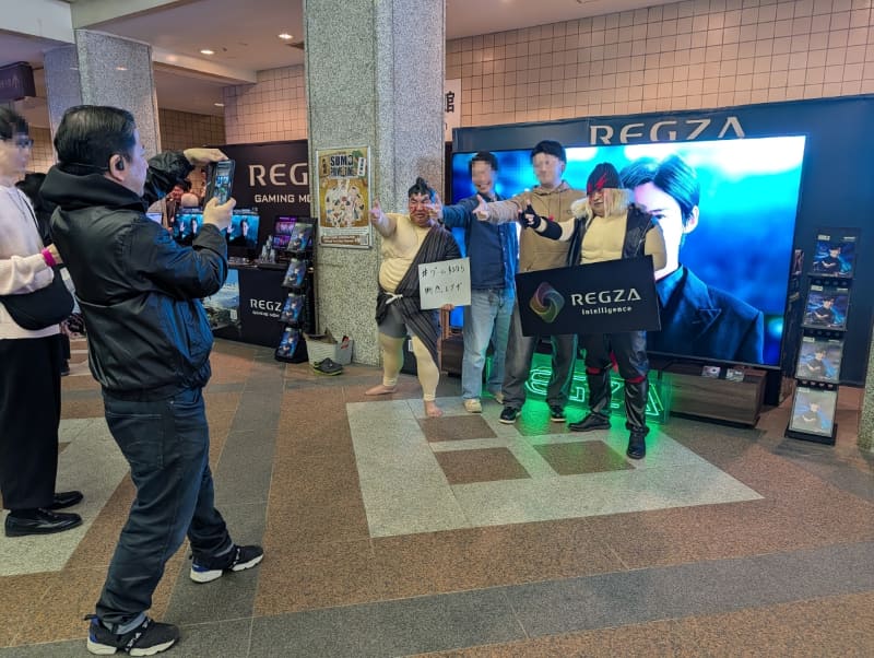 協賛企業のブースも盛りだくさん。CC12大会公式ディスプレイのREGZAブースでは、お笑い芸人NOモーションの2人がファンたちとの記念撮影でブースを大いに盛り上げた