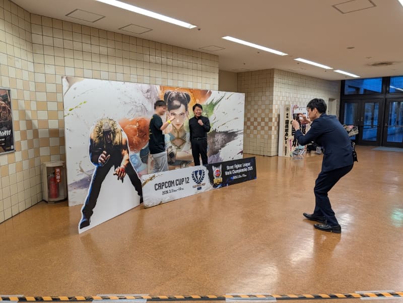 CC12 TOP16のプレゼンターとして来場していた辻本春弘代表取締役社長COOもファンと一緒に記念撮影するファンサをしていたのはなかなか衝撃だ