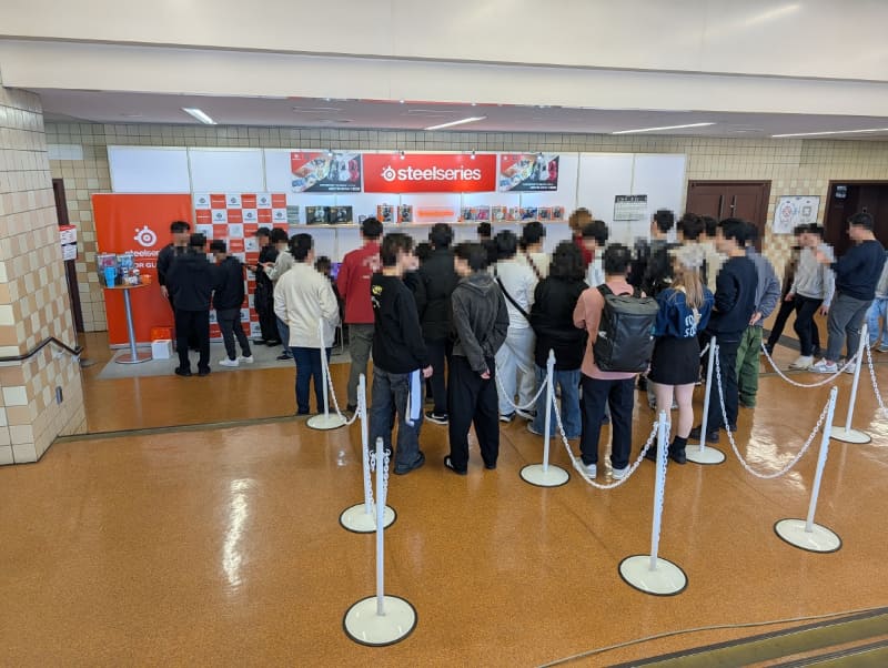 CC12大会公式ヘッドセット「ARCTIS NOVA 7 GEN 2」のsteelseriesのブースでは試遊や試聴が行なわれており、多くの来場者が詰めかけていた