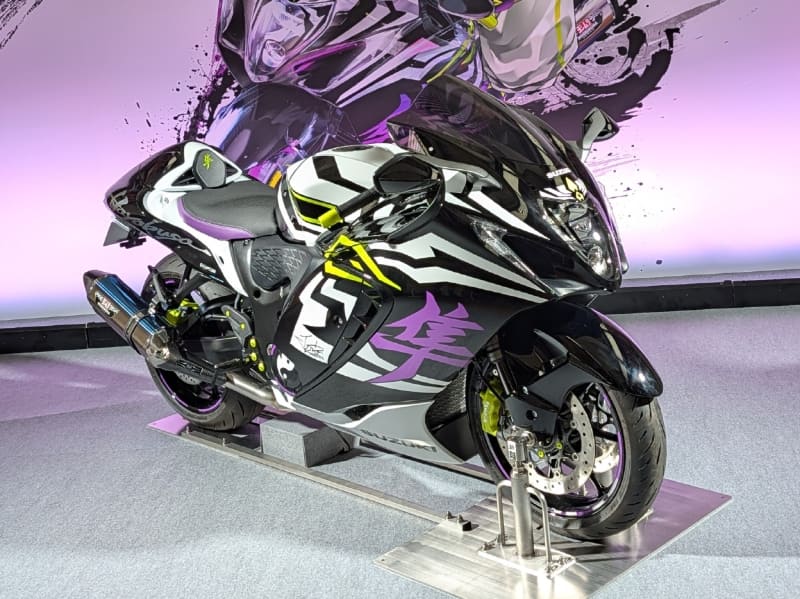 跨って写真を撮るとポストカードがもらえるほか、さらにポストカード記載のデジタルステッカーを受け取るとオリジナルネックストラップとメンバーシップ風カードがプレゼントされる