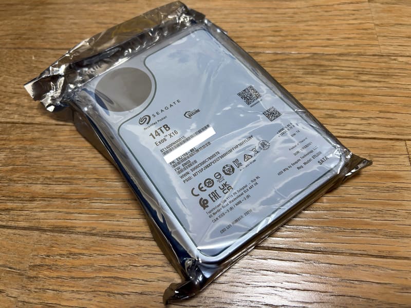 現在筆者が使用しているHDD(Seagate Exos X16 14TB リファービッシュ)。モデルは新しくなるがデータは秘伝のタレのように受け継がれていく。