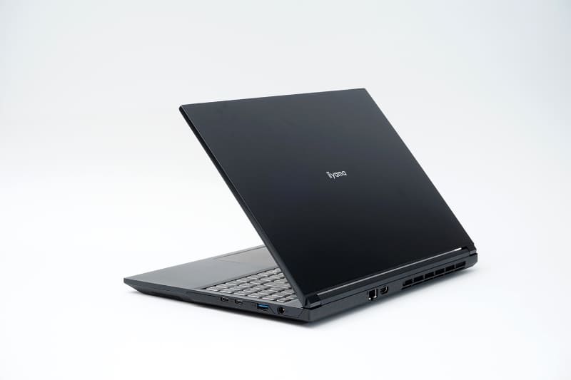 ブラックを基調としたシンプルなデザイン。天面のロゴはなしで注文もできる