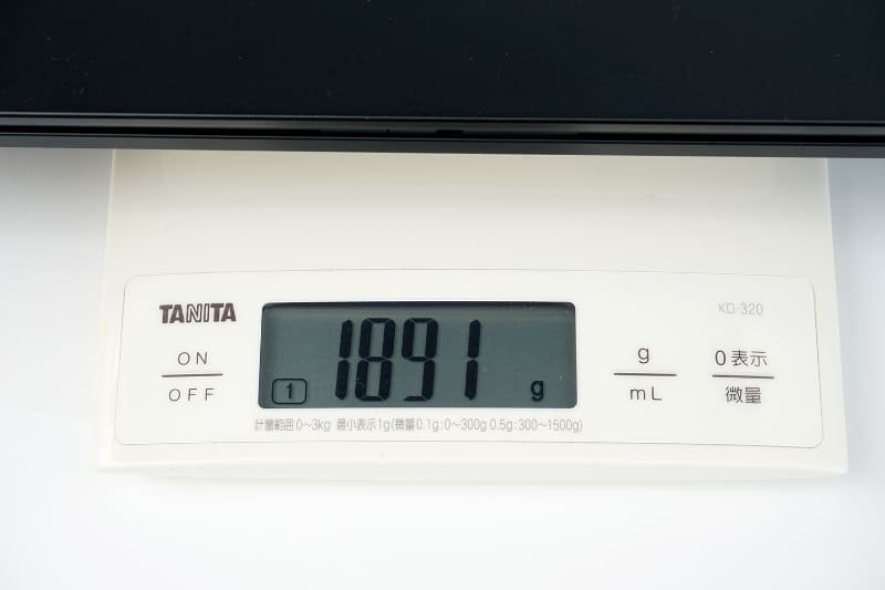 重量は筆者の実測で1,891gとほぼ公称通りだった