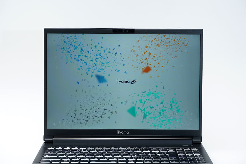 ディスプレイは15.3型で解像度はWUXGAだ