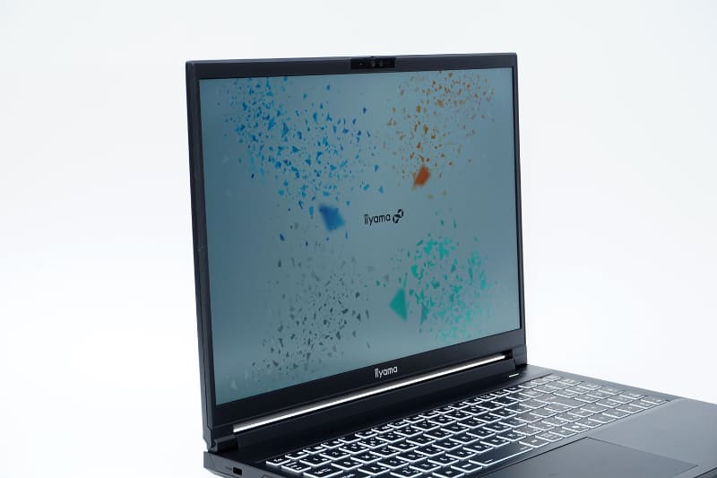 左右から見るとやや暗く見える