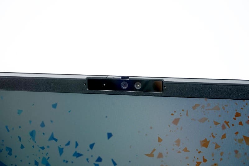 ディスプレイ上部には500万画素のWebカメラとマイクを内蔵。シャッター付きなので使わないときは物理的にカメラを隠せる