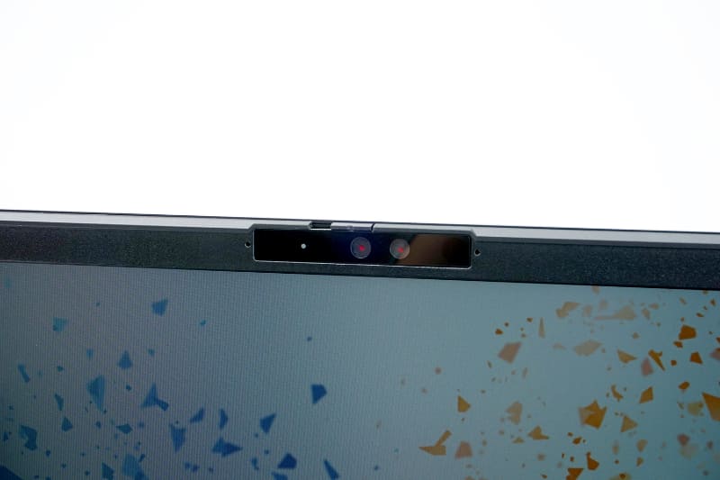 ディスプレイ上部には500万画素のWebカメラとマイクを内蔵。シャッター付きなので使わないときは物理的にカメラを隠せる