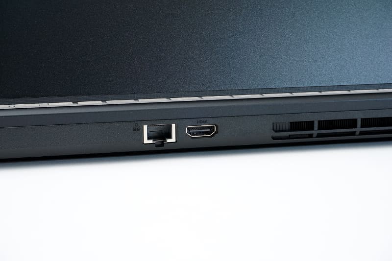 背面にGigabit Ethernet、HDMI出力