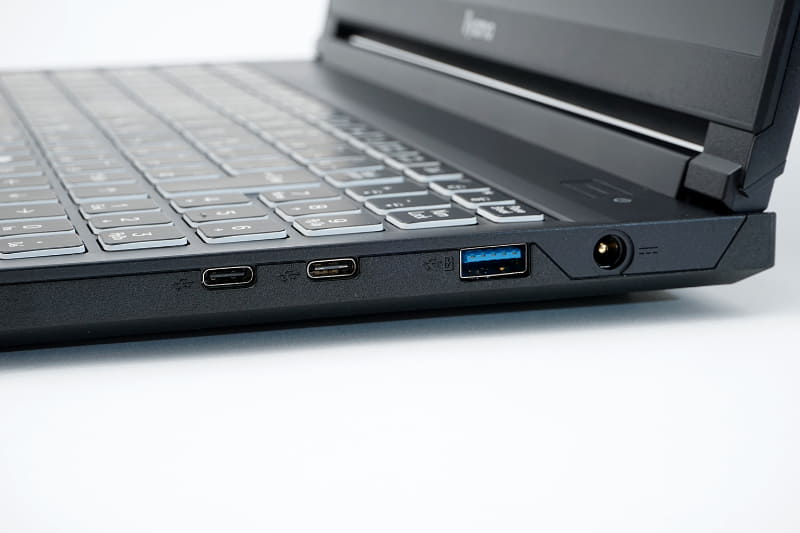 右側面にUSB4、USB 3.2 Gen 2 Type-C、USB 3.2 Gen 2