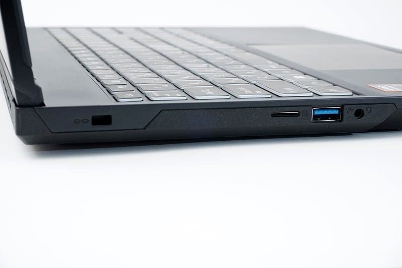 左側面にmicroSDカードスロット、USB 3.2 Gen 1、ヘッドセット端子