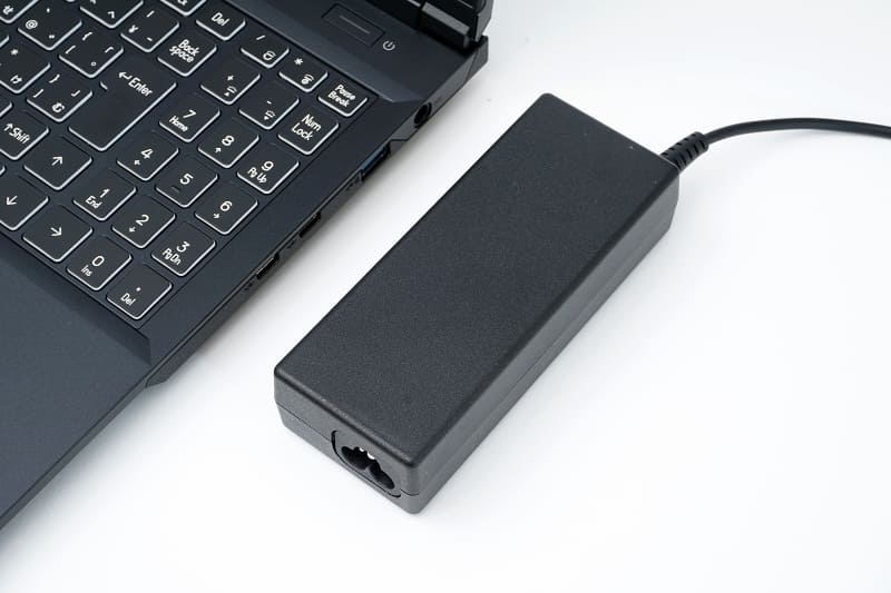 ACアダプタは90W出力で細長いタイプ