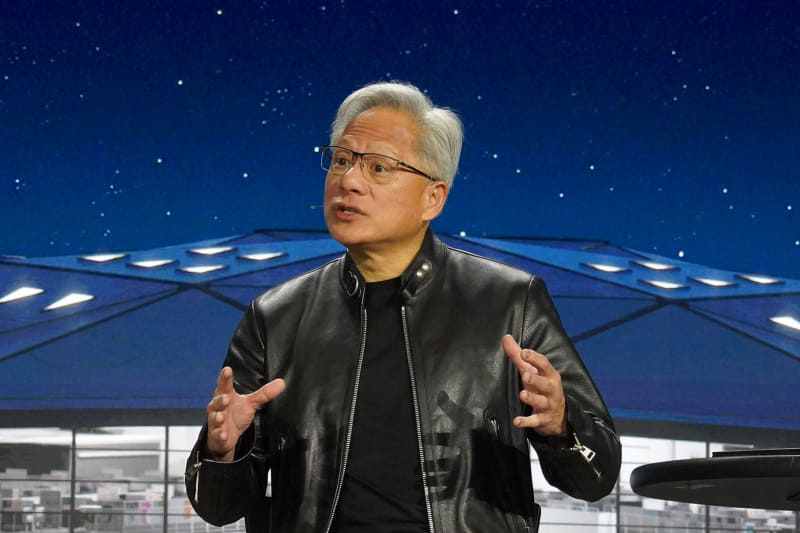 質疑応答を受けるフアンCEO