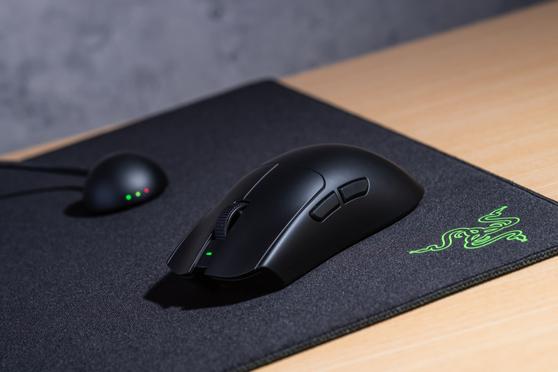 「Razer Viper V4 Pro」とマウスパッドの「Gigantus V2 Pro」