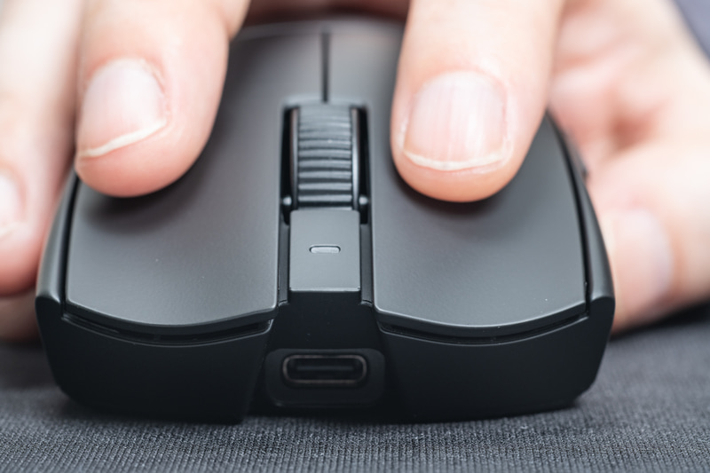 光学式スイッチを採用しているが、見た目や使用感は一般的なマウスと大きくは変わらない