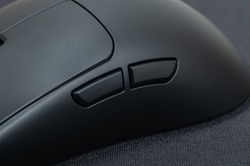 サイドボタンは長めの形状で押しやすい