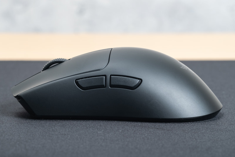 サイドボタンは長めの形状で押しやすい