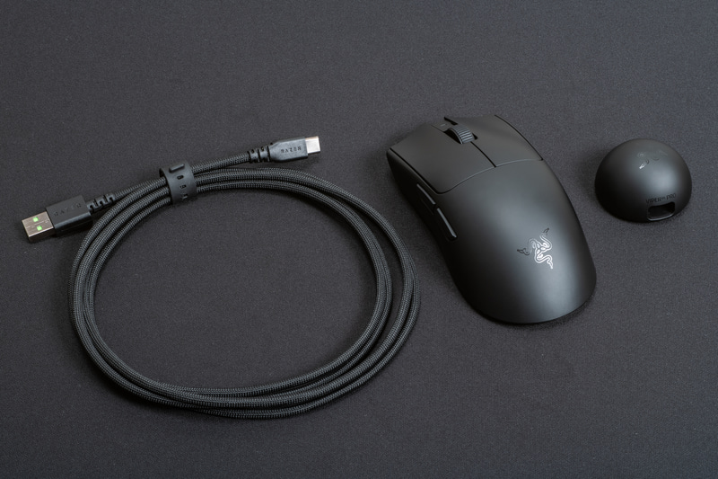 本体以外に半球型のレシーバとUSBケーブルが付属。ケーブルは本体の充電にも使う