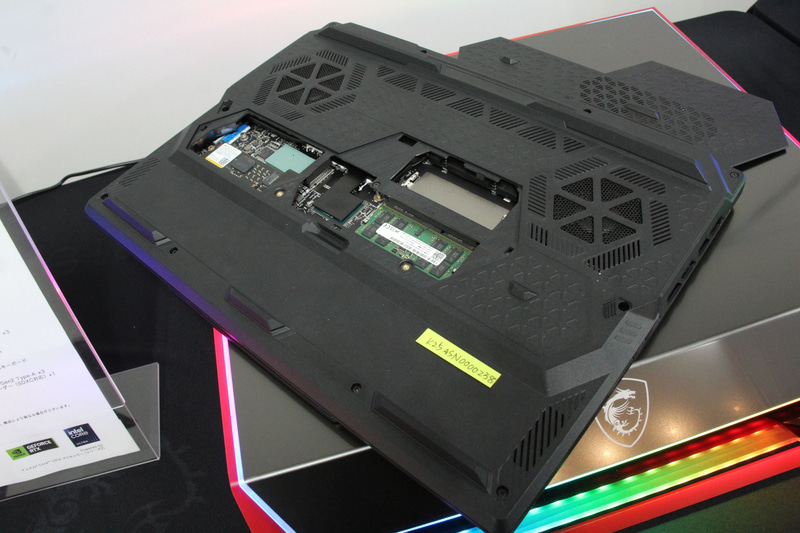 メモリ/SSDにアクセスしやすい背面パネル。本来は中央にファンが1基設置されている